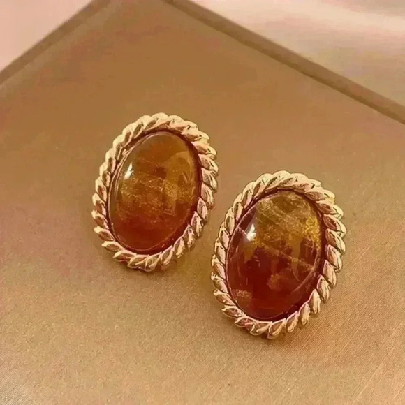 Vintage Elegant Oval Resin Stud Earrings - Picture 6 of 6